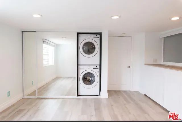 a view of washer and dryer in a room