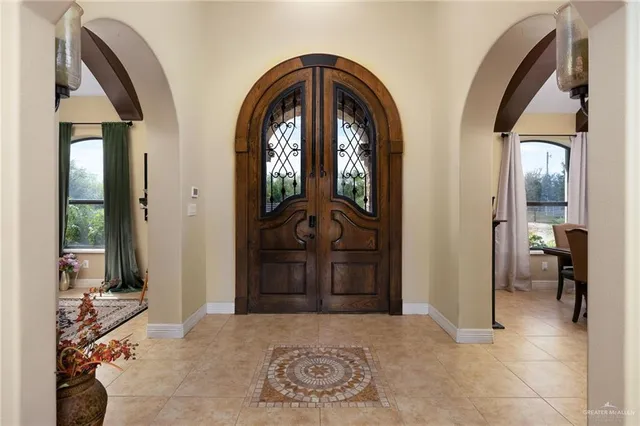 a view of livingroom with furniture