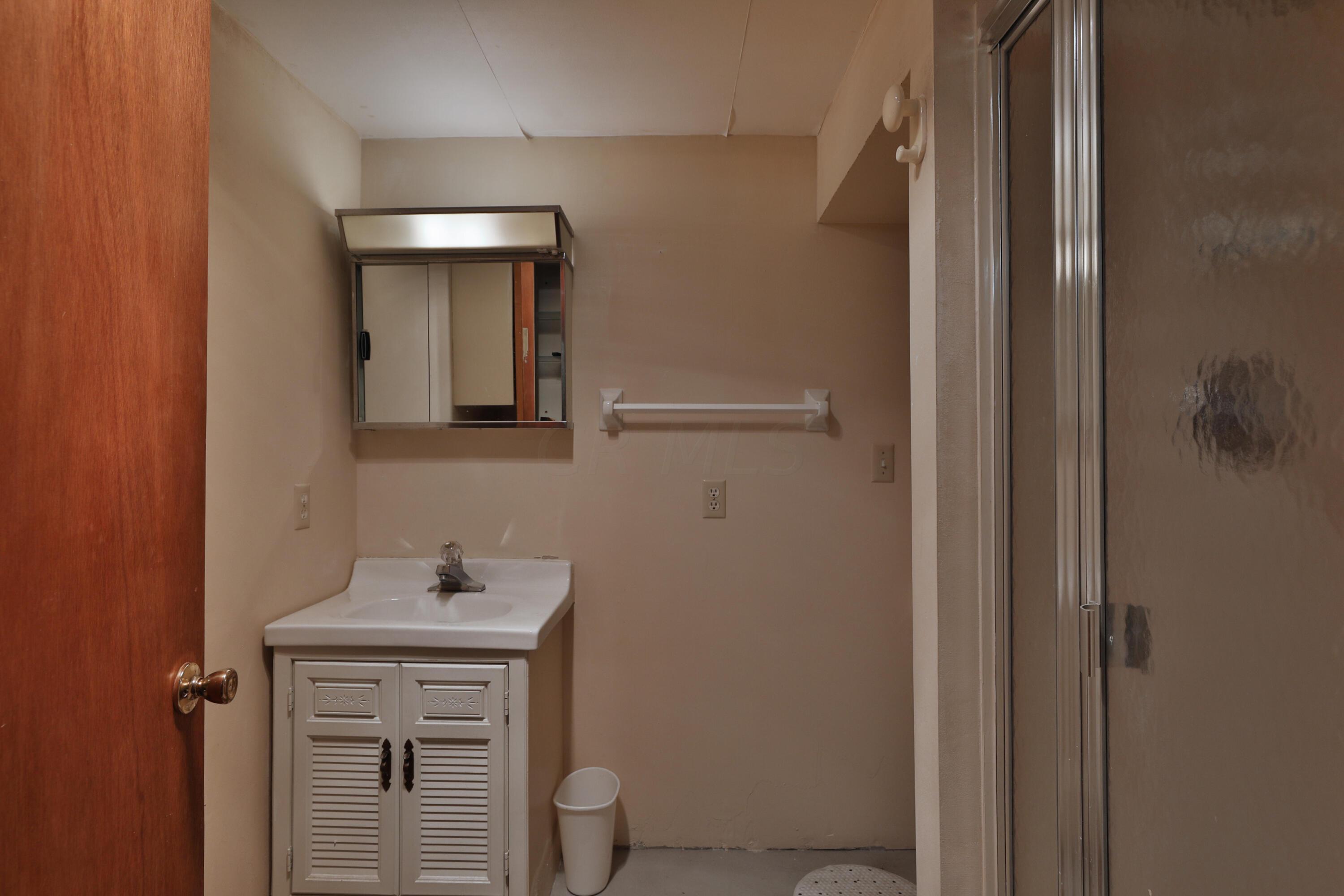 810 Salisbury Road Columbus, OH 43204 - Photo 23 of 34 Basement bathroom