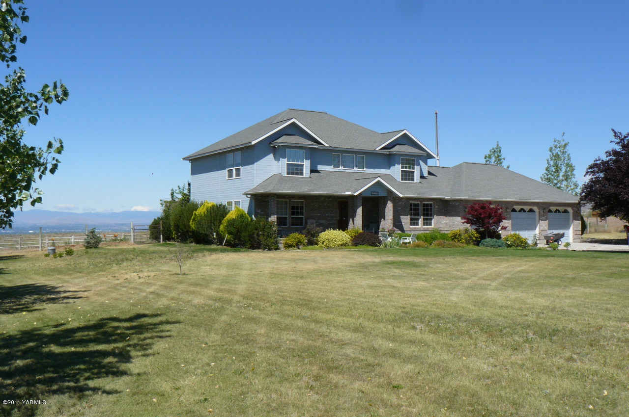 12074 Mieras Road Moxee, WA 98936 - Photo 1 of 22 a front view of a house with a garden