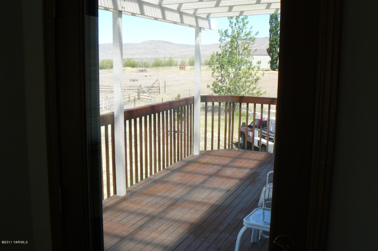 12074 Mieras Road Moxee, WA 98936 - Photo 12 of 22 a view of a wooden deck