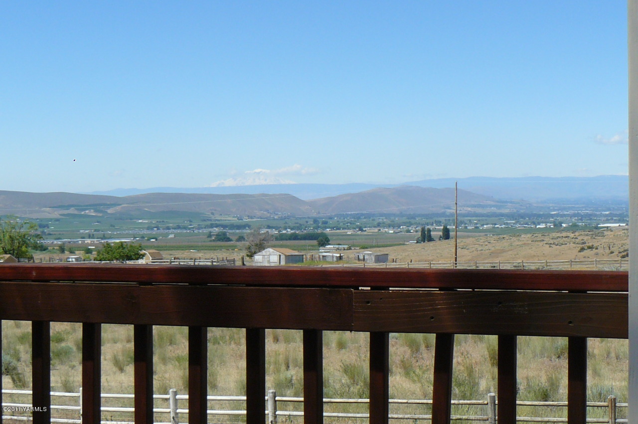 12074 Mieras Road Moxee, WA 98936 - Photo 13 of 22 a view of a city from a balcony