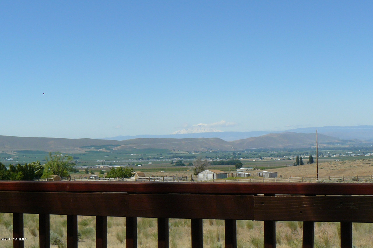 12074 Mieras Road Moxee, WA 98936 - Photo 14 of 22 a view of balcony with furniture and city view