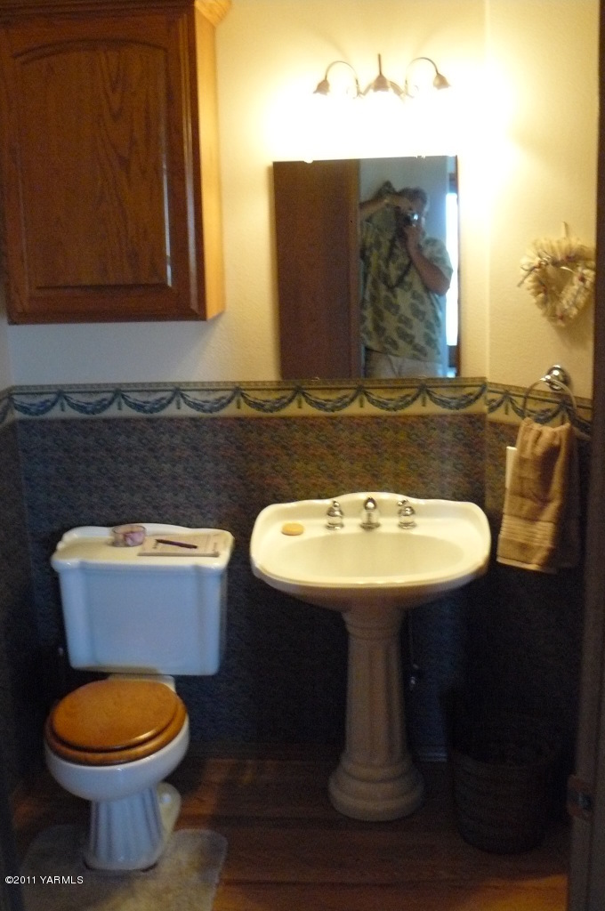 12074 Mieras Road Moxee, WA 98936 - Photo 18 of 22 a bathroom with a toilet a sink and mirror
