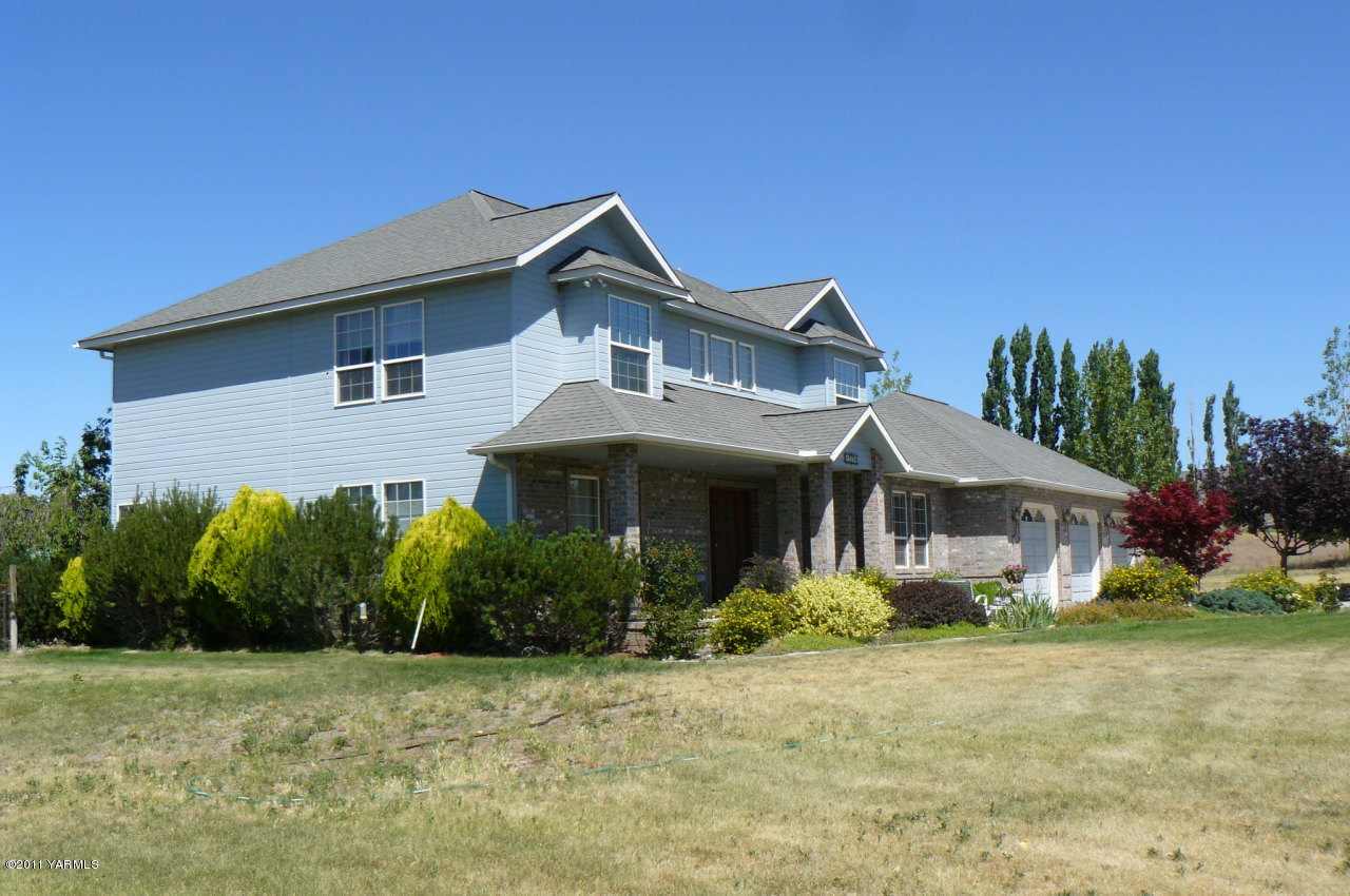 12074 Mieras Road Moxee, WA 98936 - Photo 7 of 22 a front view of a house with garden
