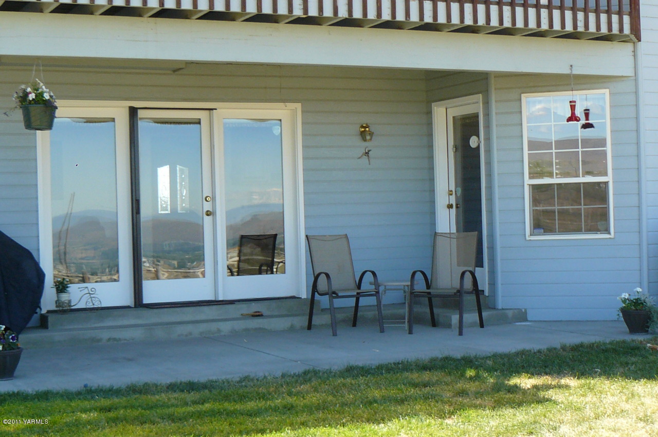 12074 Mieras Road Moxee, WA 98936 - Photo 8 of 22 a view of pool table and chairs
