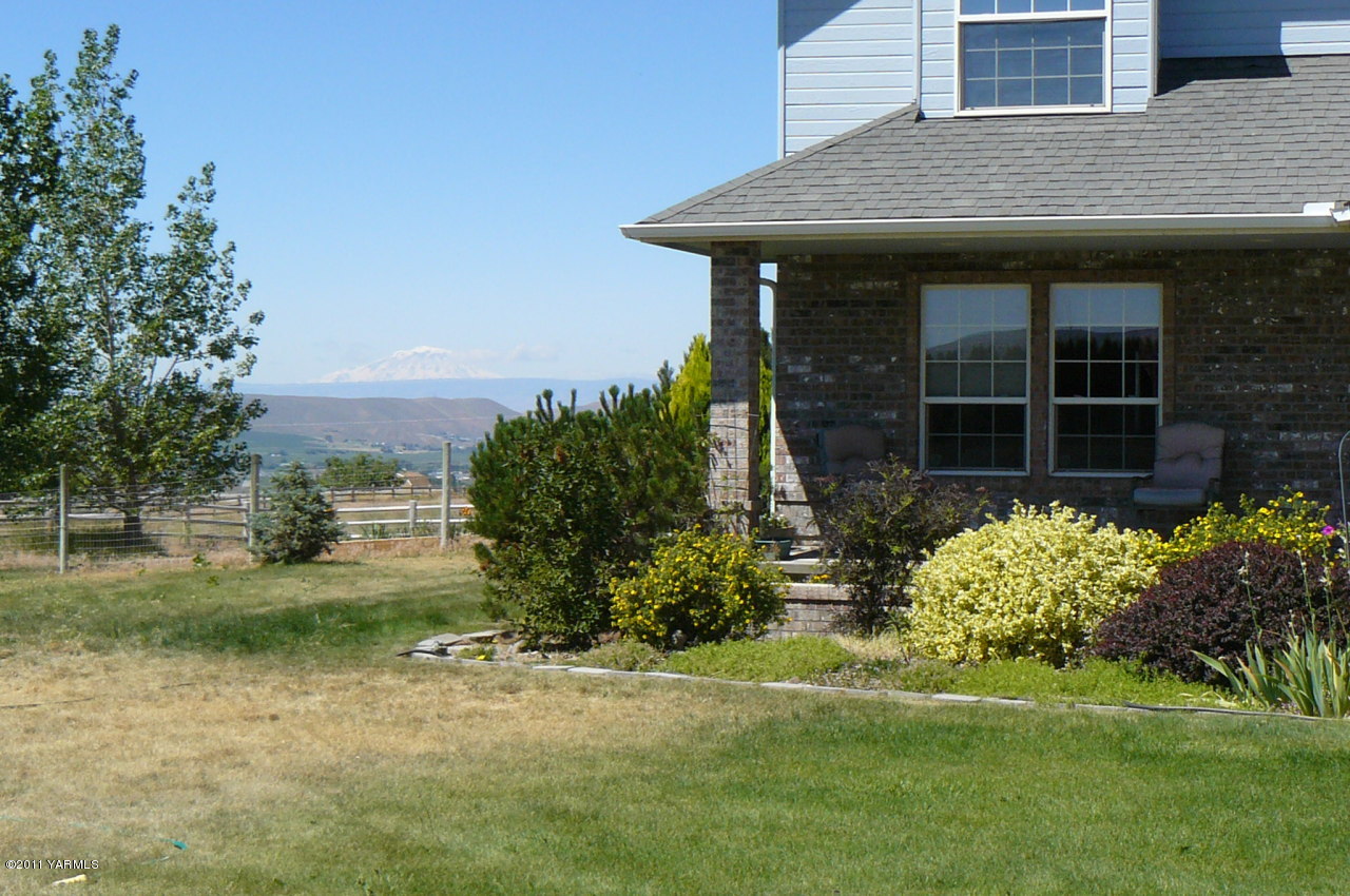 12074 Mieras Road Moxee, WA 98936 - Photo 9 of 22 a house view with a garden space