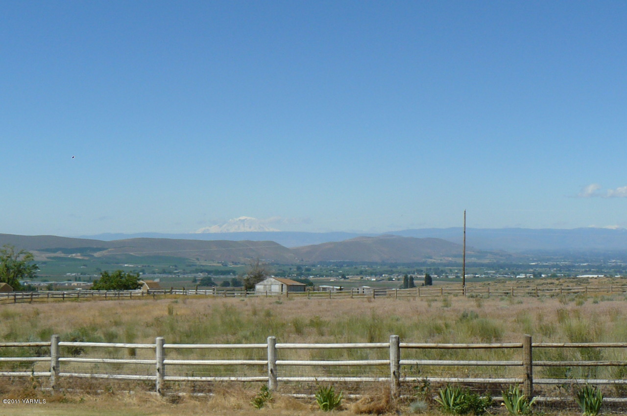 12074 Mieras Road Moxee, WA 98936 - Photo 10 of 22 a view of a lake