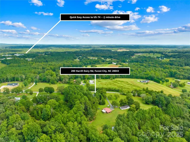 a view of a back yard