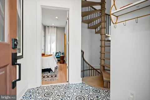 a view of entryway with livingroom