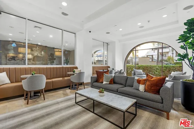 $4,640 | 1040 Glendon Avenue, Unit 3103, Los Angeles, CA 90024