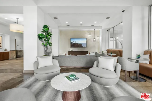 $4,640 | 1040 Glendon Avenue, Unit 3103, Los Angeles, CA 90024