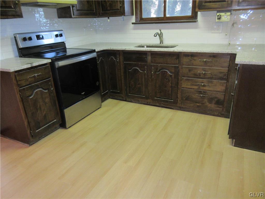 3874 Fairfax Road Bethlehem, PA 18020 - Photo 27 of 34 New stove & flooring