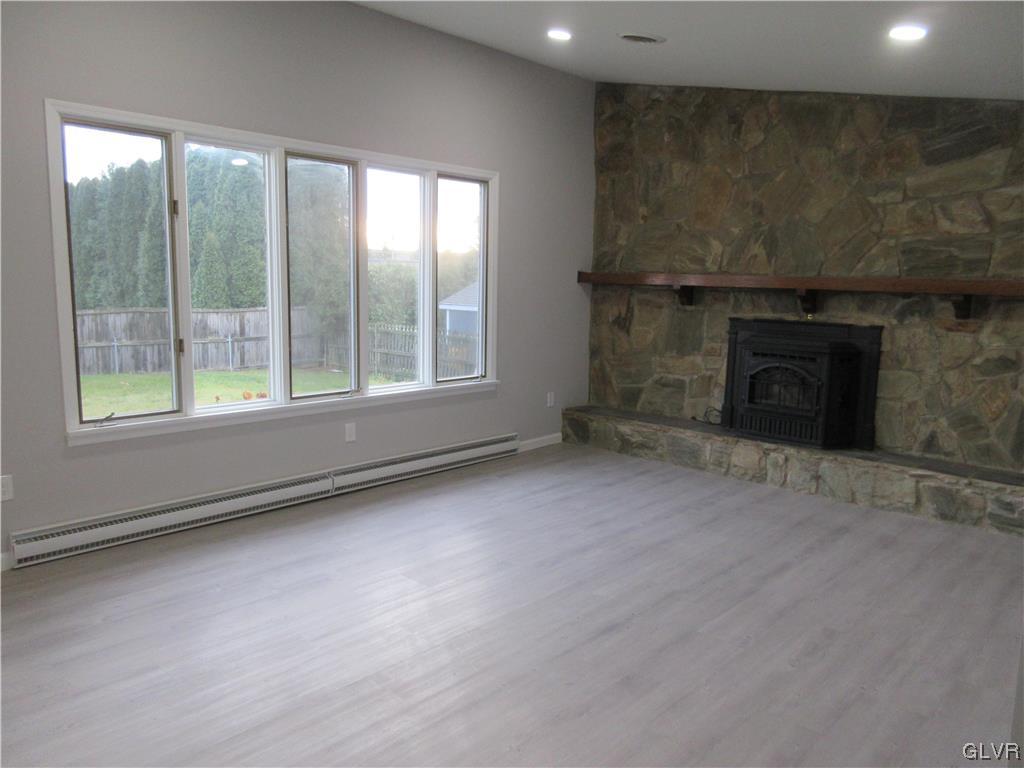3874 Fairfax Road Bethlehem, PA 18020 - Photo 10 of 34 Living Room