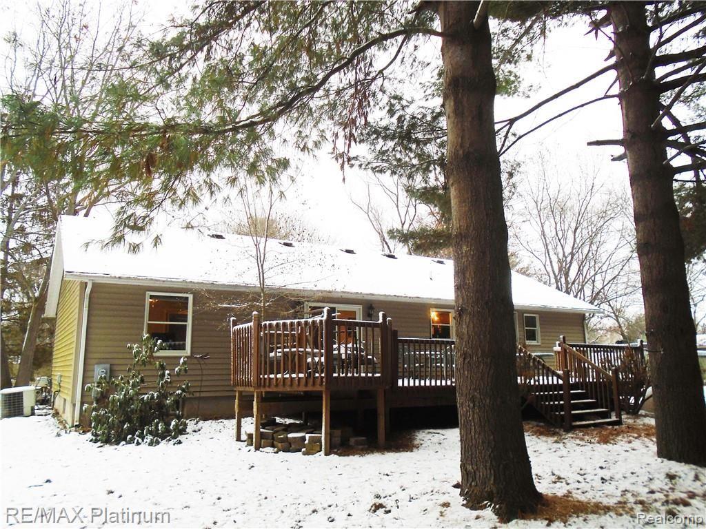 3813 Ponchartrain Pinckney, MI 48169 - Photo 20 of 21 house - back.jpg