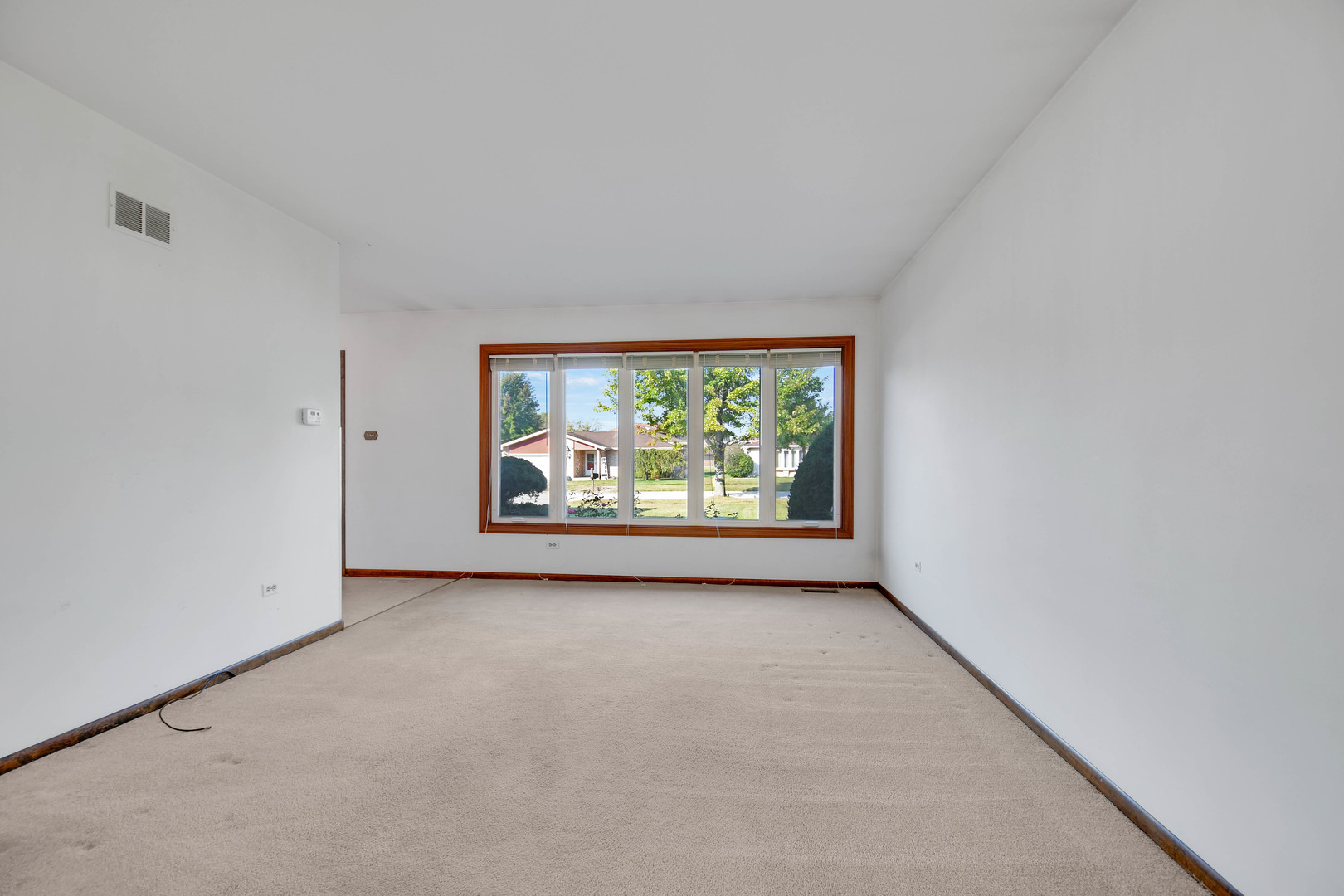 11201 Deerpath Lane Palos Hills, IL 60465 - Photo 4 of 25 an empty room with windows