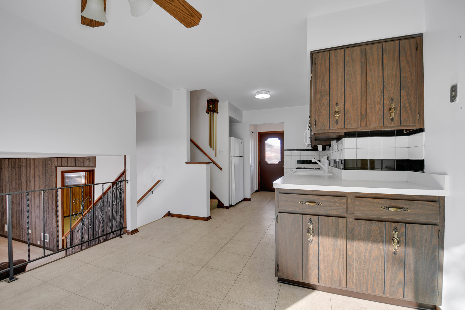 11201 Deerpath Lane Palos Hills, IL 60465 - Photo 8 of 25 a utility room with dryer and washer