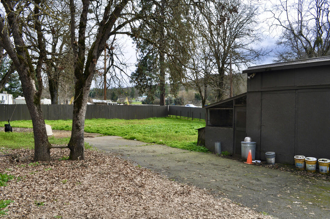 10585 Blackwell Road Central Point, OR 97502 - Photo 13 of 17 13