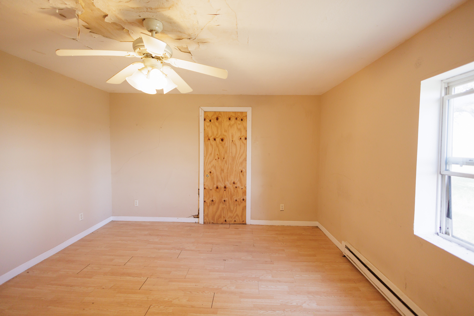 2060 West 5000S Road Chebanse, IL 60922 - Photo 17 of 54 an empty room with a window
