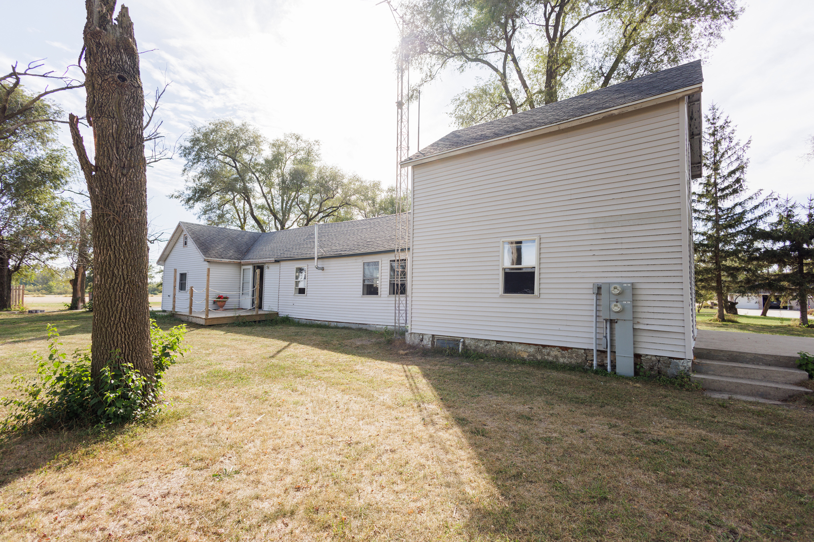 2060 West 5000S Road Chebanse, IL 60922 - Photo 4 of 54 a view of a house with a yard covered in snow