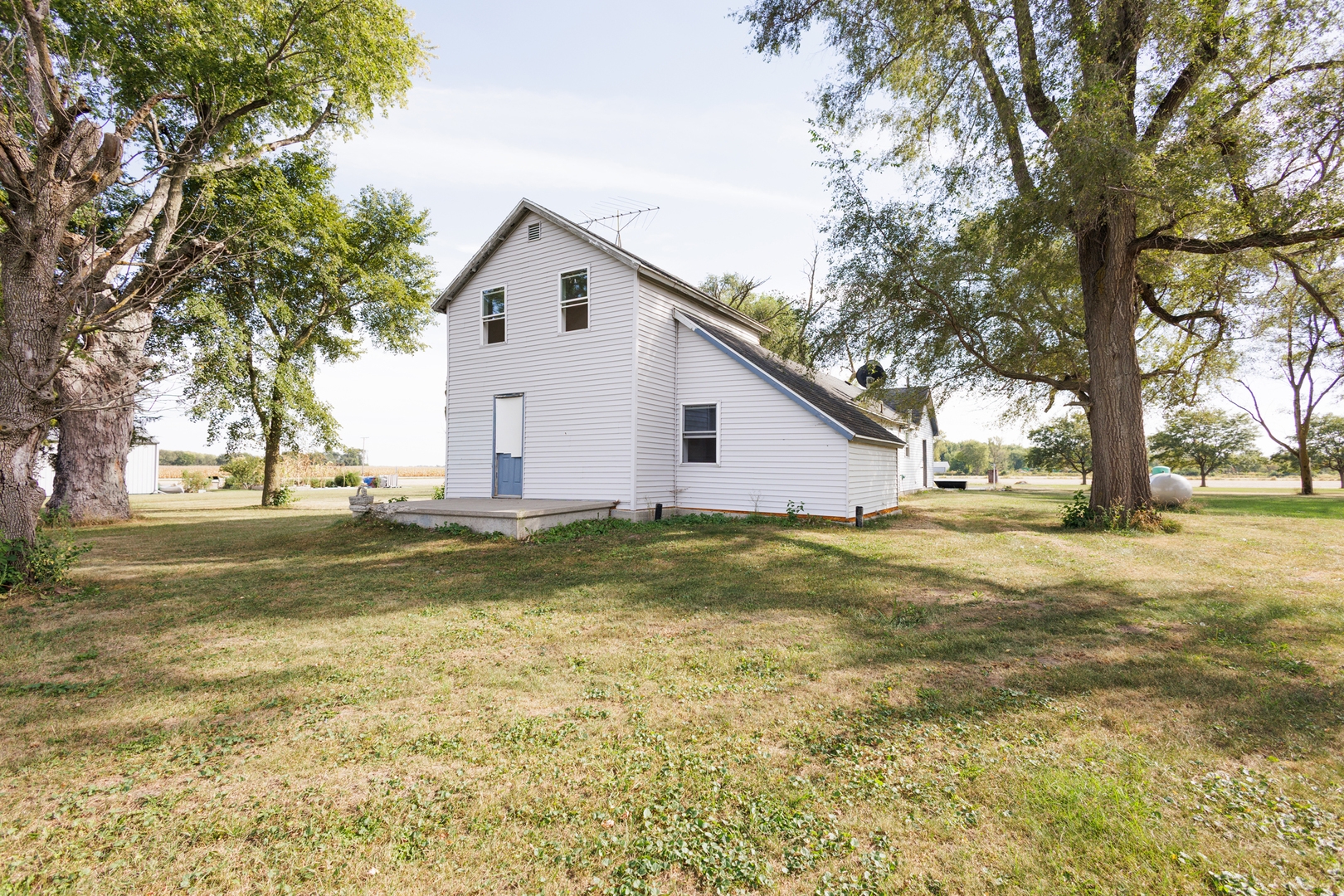 2060 West 5000S Road Chebanse, IL 60922 - Photo 5 of 54 a view of a yard with a house