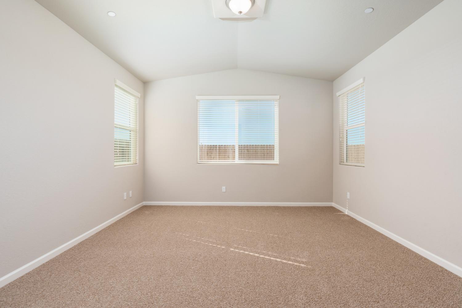 952 Pinnacle Drive Madera, CA 93636 - Photo 19 of 32 an empty room with a window