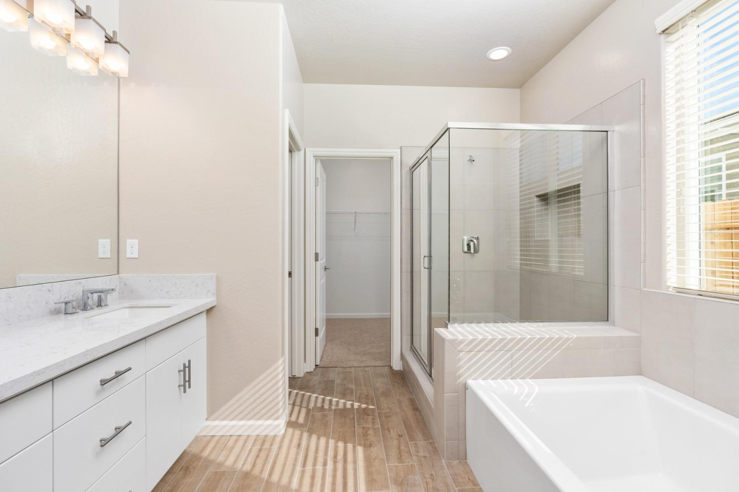952 Pinnacle Drive Madera, CA 93636 - Photo 21 of 32 a spacious bathroom with a tub sink and mirror