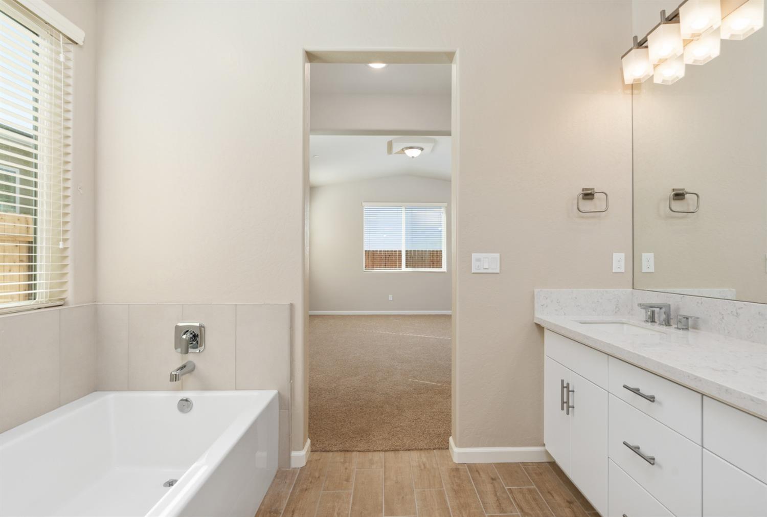 952 Pinnacle Drive Madera, CA 93636 - Photo 22 of 32 a bathroom with a bathtub and a sink
