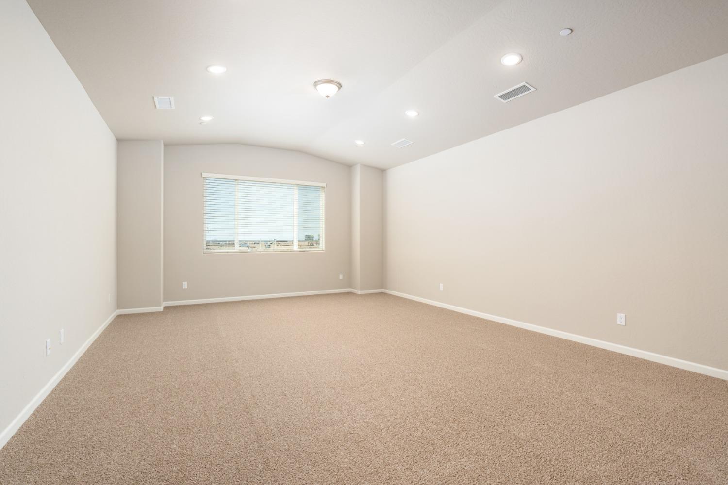 952 Pinnacle Drive Madera, CA 93636 - Photo 25 of 32 an empty room with a window