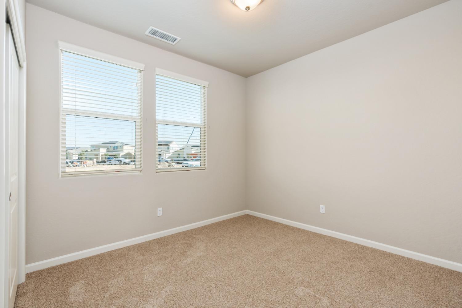 952 Pinnacle Drive Madera, CA 93636 - Photo 7 of 32 an empty room with a window