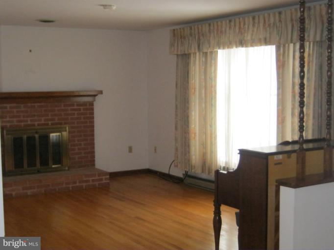 18843 Preston Road Hagerstown, MD 21742 - Photo 2 of 20 Living Room