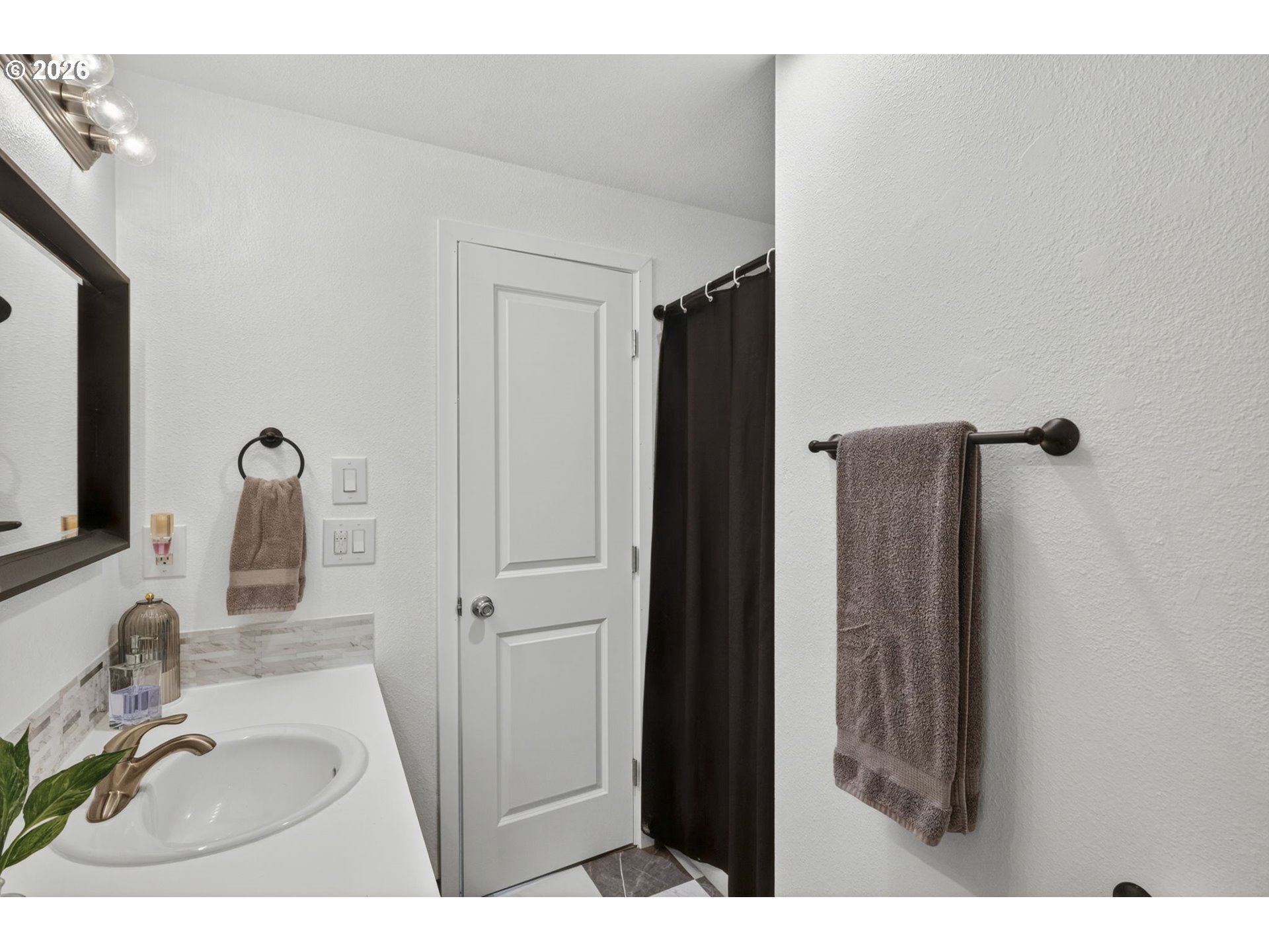 18436 Southeast Stephens Circle Portland, OR 97233 - Photo 13 of 28 Attached Bathroom #1
