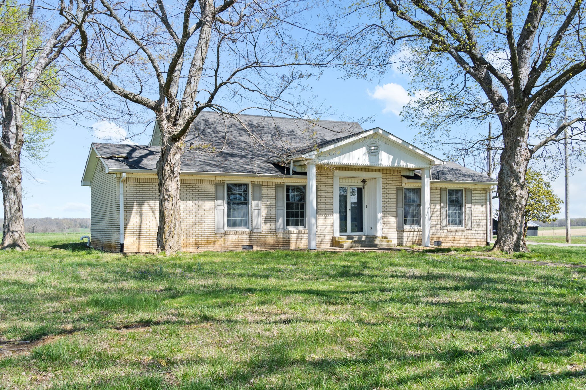 5150 Cadiz Road Hopkinsville, KY 42240 - Photo 3 of 45 a front view of a house with a garden