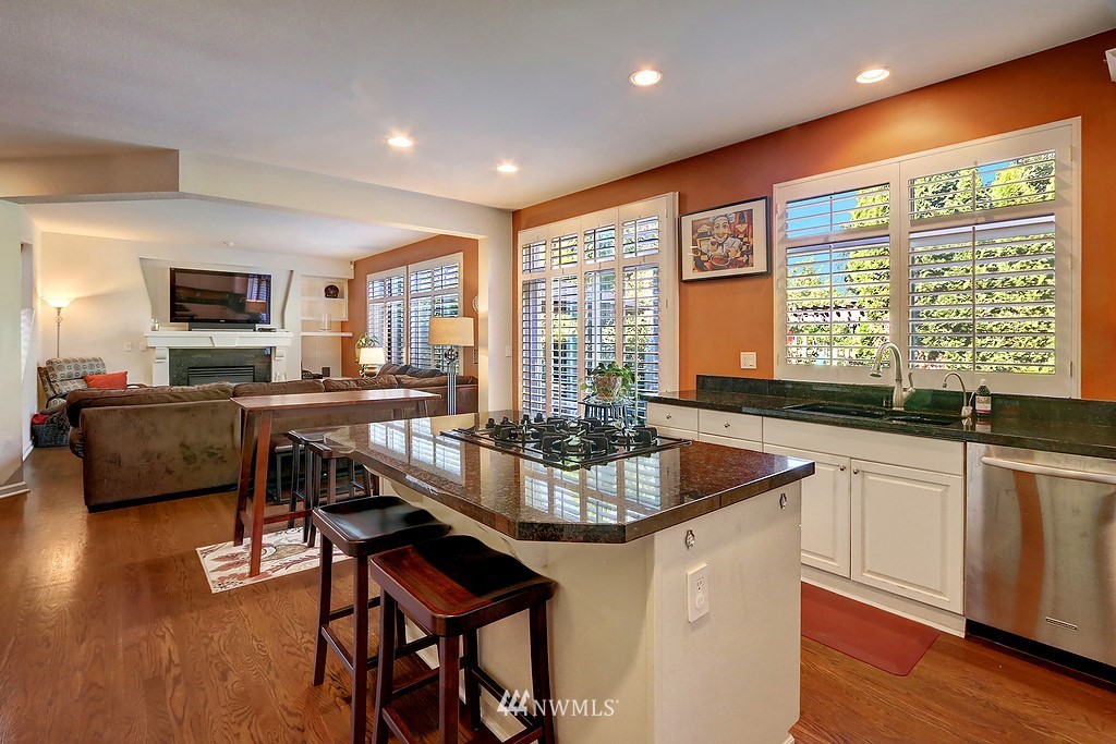2022 Northeast 35th Place Renton, WA 98056 - Photo 7 of 25 Gallery Image 7