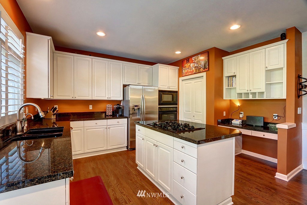 2022 Northeast 35th Place Renton, WA 98056 - Photo 8 of 25 Gallery Image 8