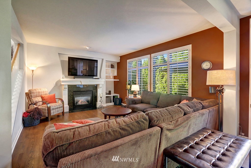 2022 Northeast 35th Place Renton, WA 98056 - Photo 10 of 25 Gallery Image 10