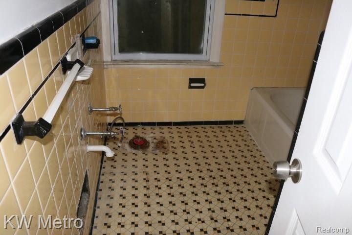 10463 Roxbury Street Detroit, MI 48224 - Photo 10 of 24 Upper Main Bath - Ceramic