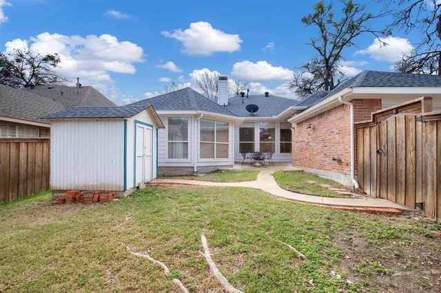 a view of a house with backyard and porch