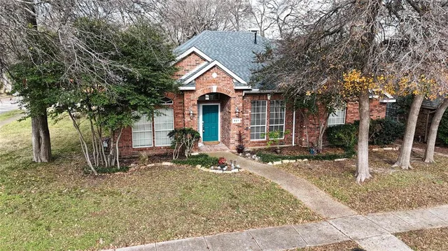 a view of a house with backyard and trees