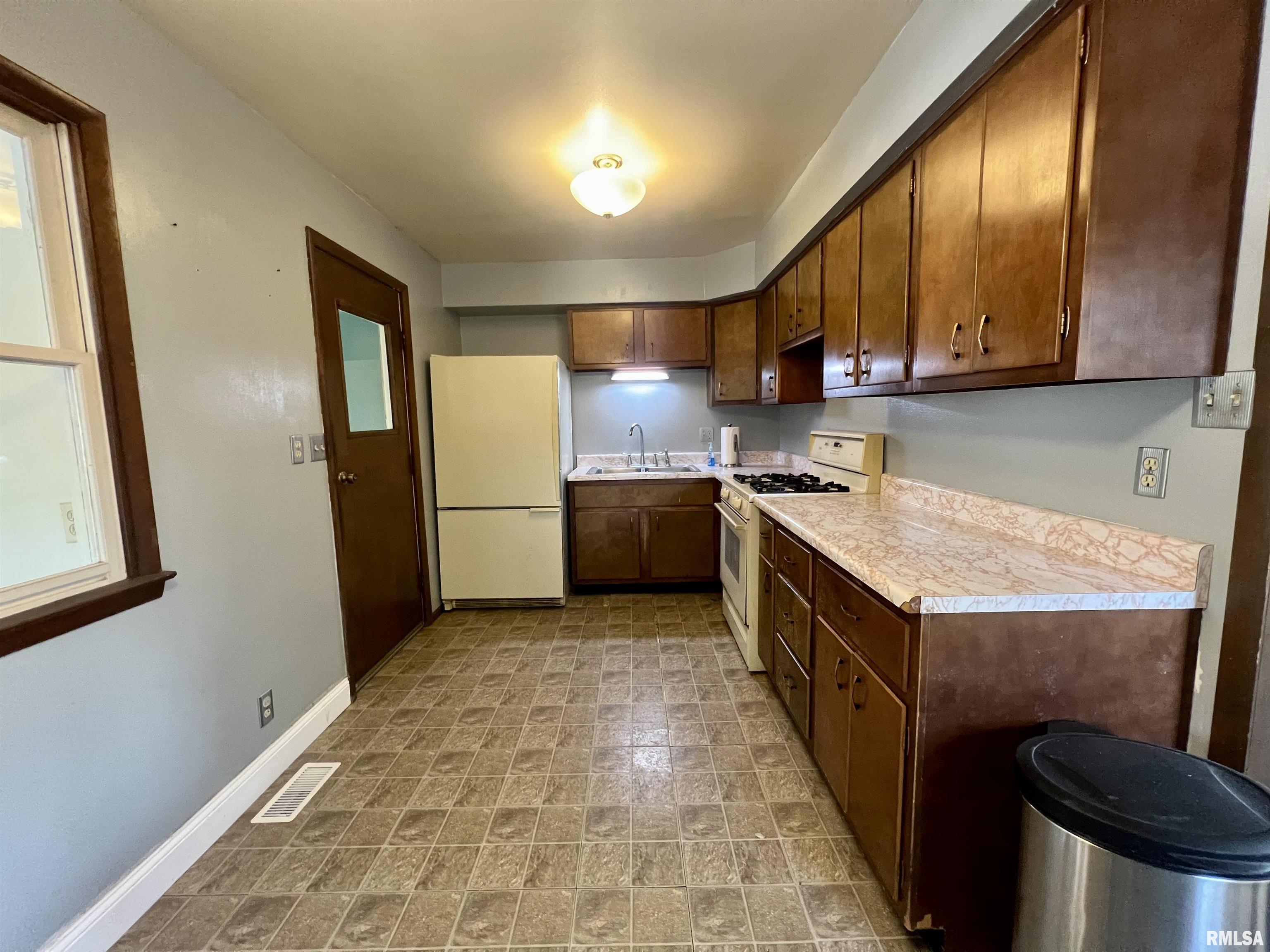242 Briargate Road Washington, IL 61571 - Photo 6 of 24 Gallery Image 6