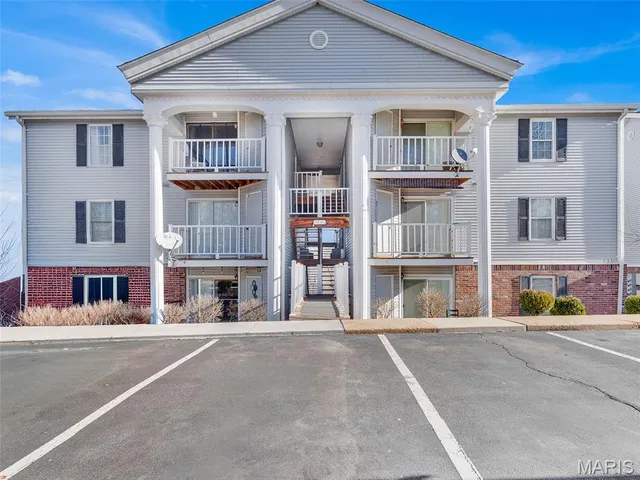 $164,900 | 1231 Creve Coeur Crossing Lane, Unit J, Chesterfield, MO 63017