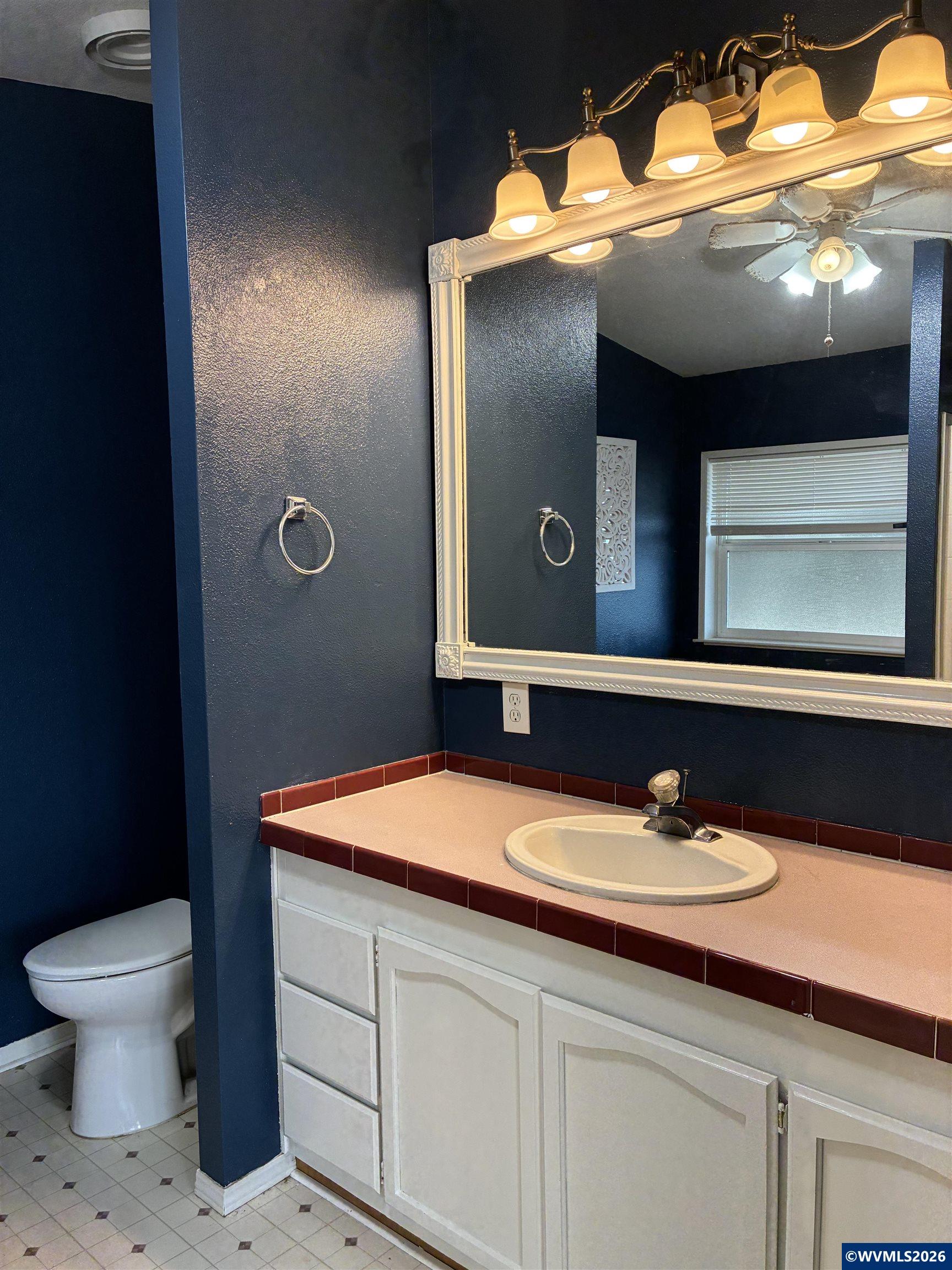 2000 Robins Lane Southeast, Unit 7 Salem, OR 97306 - Photo 27 of 39 a bathroom with a sink and a mirror