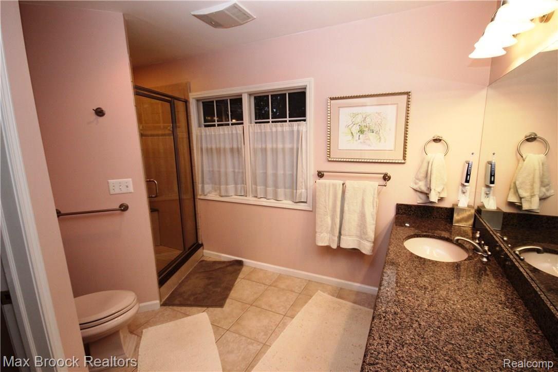 32630 Old Post Road Franklin, MI 48025 - Photo 18 of 33 Great size master bathroom