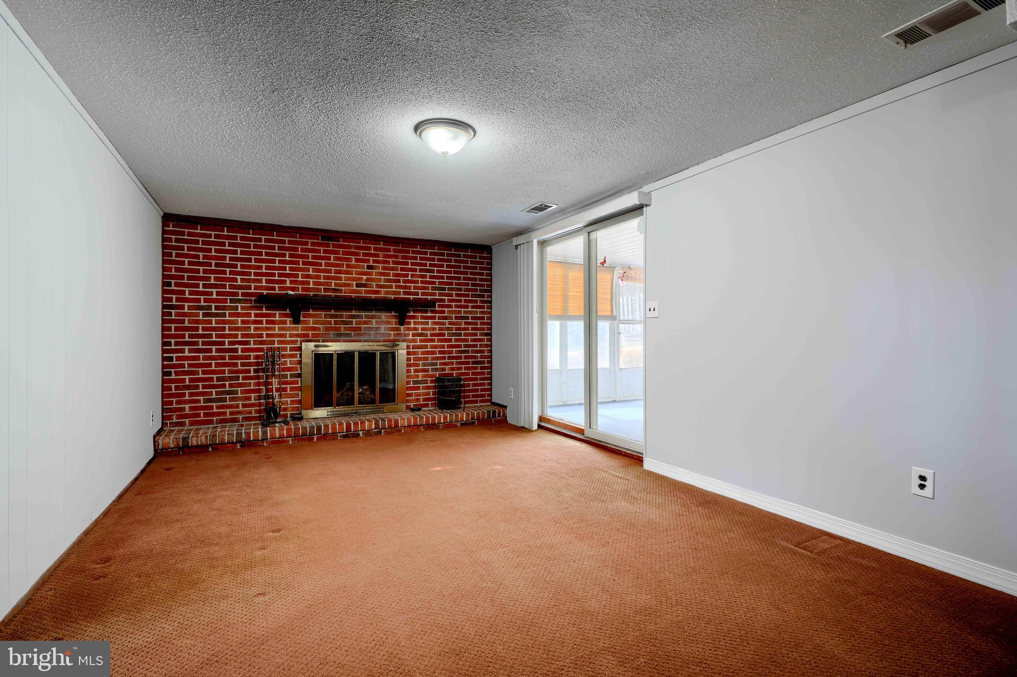 4425 Wynn Road Baltimore, MD 21236 - Photo 30 of 39 an empty room with windows