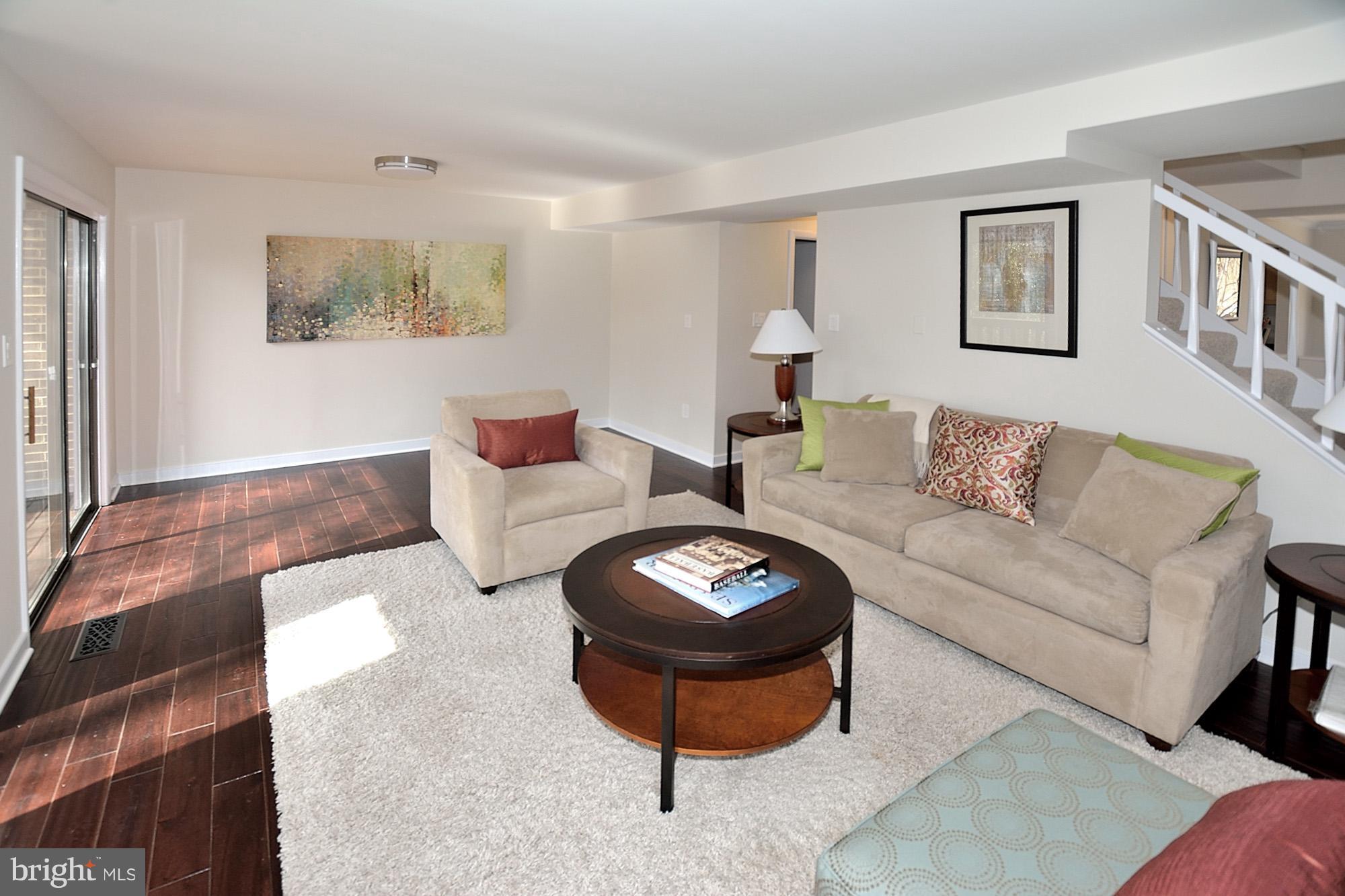 2101 Glencourse Lane Reston, VA 20191 - Photo 5 of 28 Huge living room