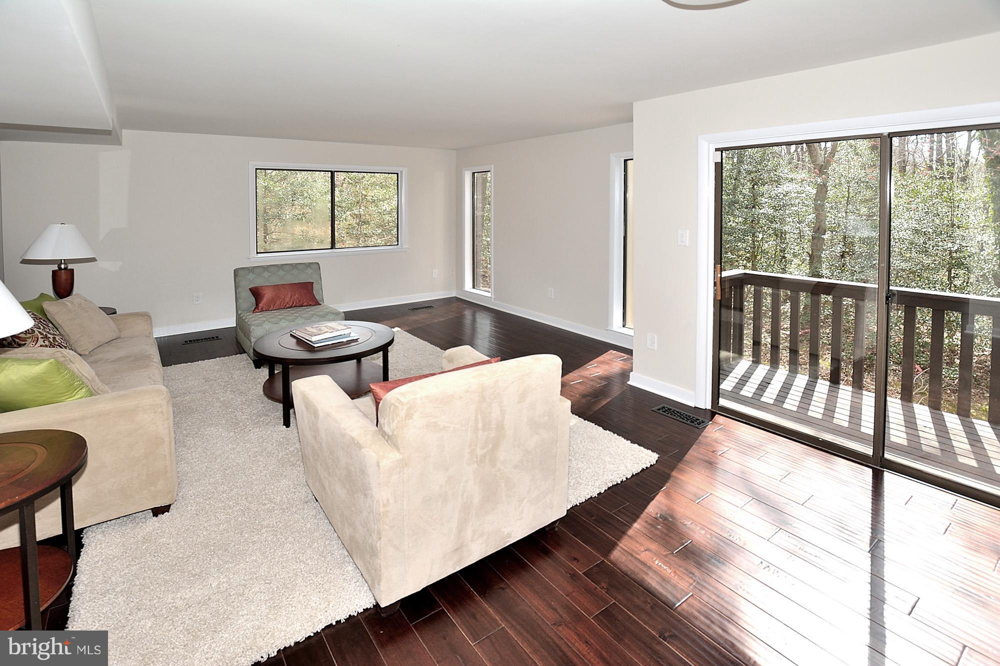 2101 Glencourse Lane Reston, VA 20191 - Photo 6 of 28 Light and bright!