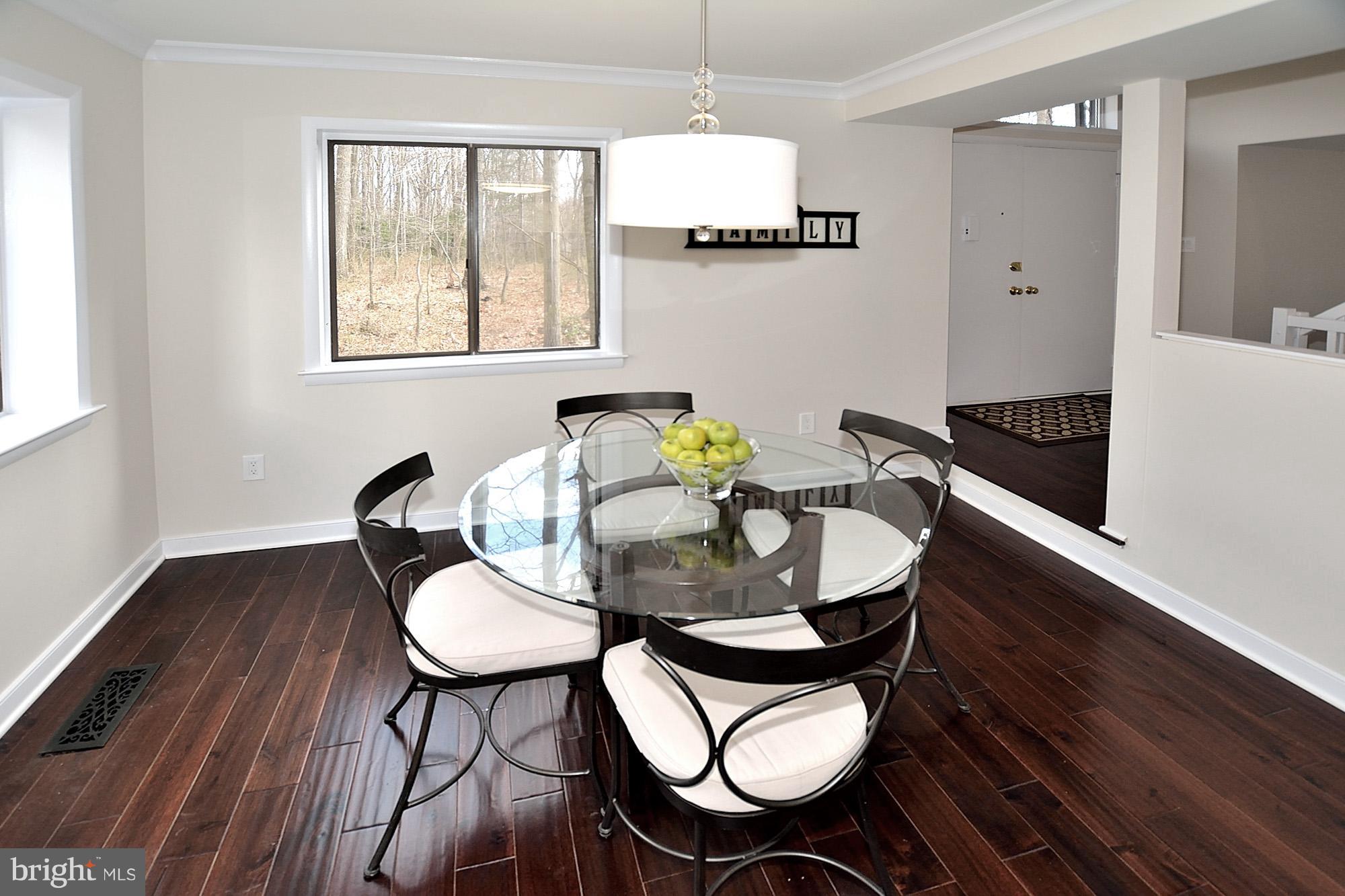 2101 Glencourse Lane Reston, VA 20191 - Photo 7 of 28 Enjoy family meals here!