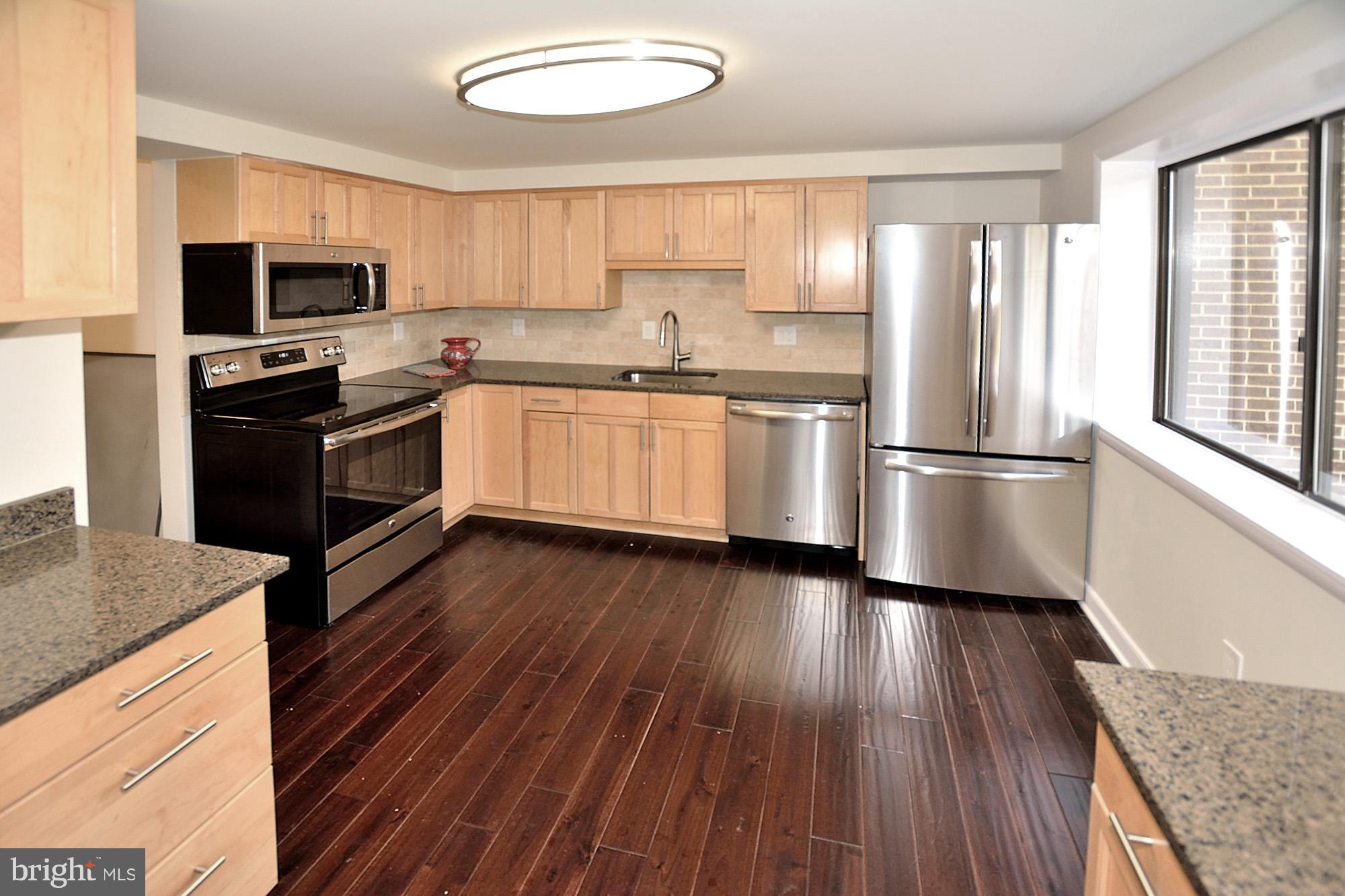 2101 Glencourse Lane Reston, VA 20191 - Photo 9 of 28 New stainless appliances