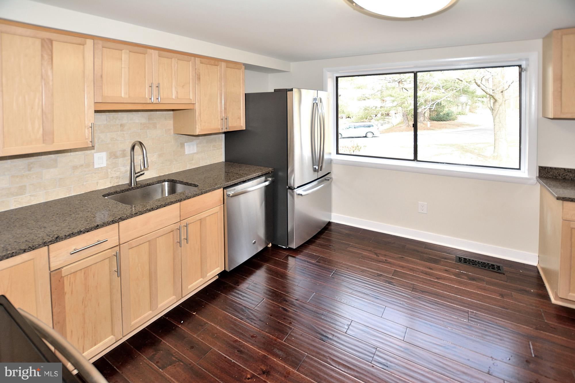 2101 Glencourse Lane Reston, VA 20191 - Photo 10 of 28 New quartz countertopsq