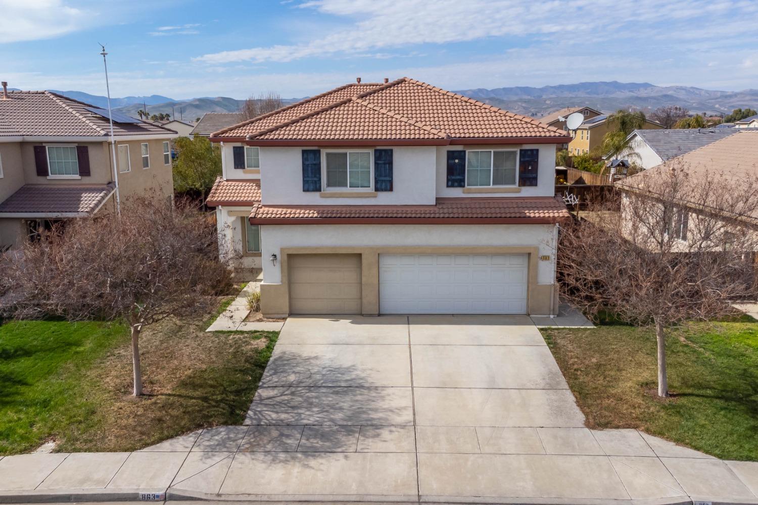 863 Chianti Circle Coalinga, CA 93210 - Photo 2 of 35 a front view of a house with yard